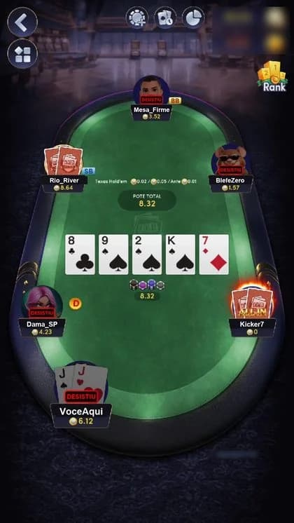 Mesa de poker do app no river, com cinco cartas comunitárias e um atleta em all in